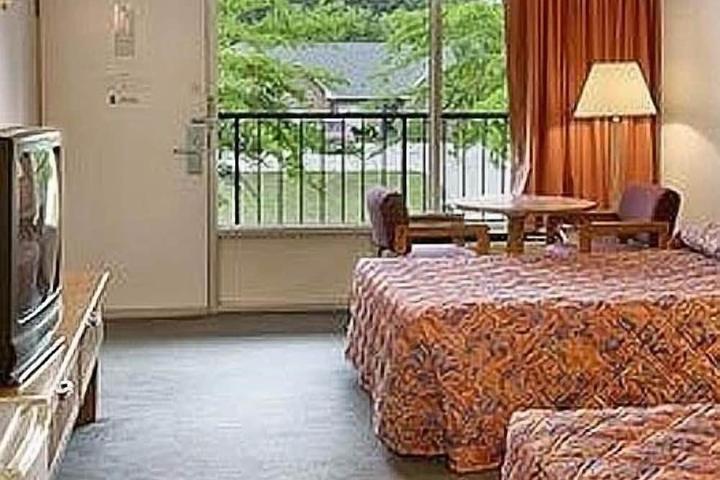 Pet Friendly Town and Country Inn Suites Spindale