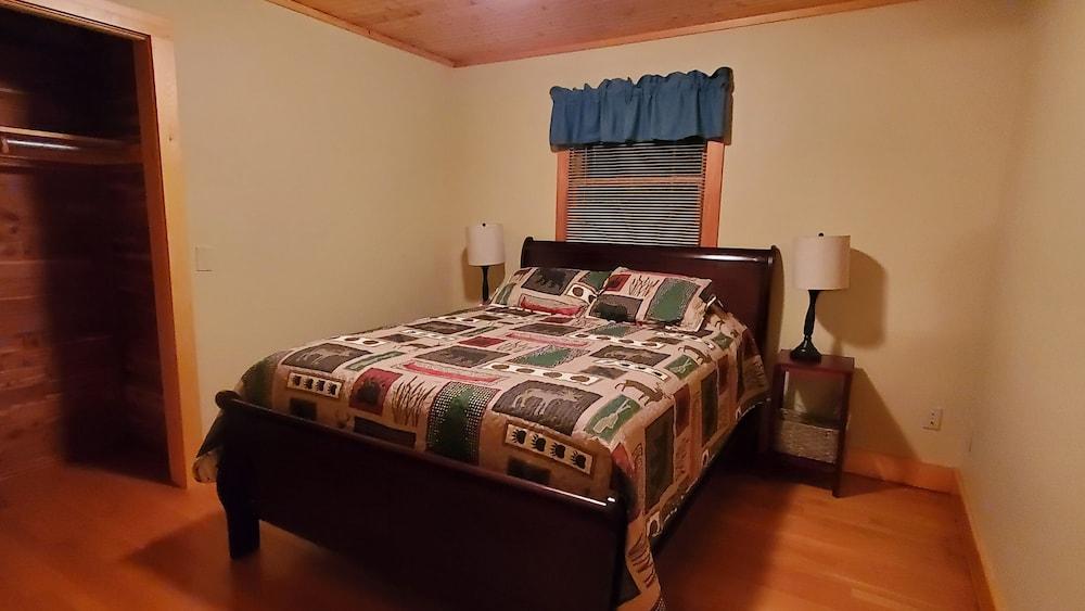 Pet Friendly Lakeview Lounge- 3BR Cabin Near National Forest