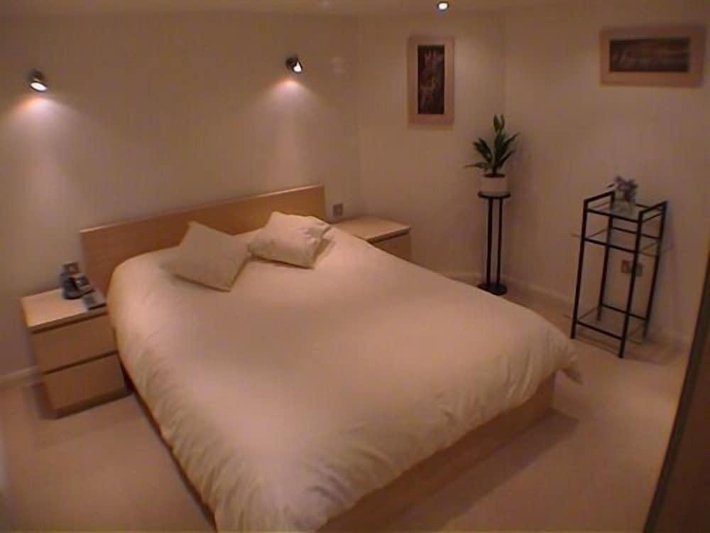 Pet Friendly Earle House Serviced Apartments