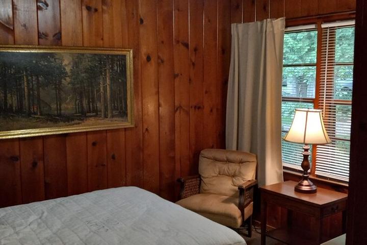 Pet Friendly Charming Cabin on Chain-Of-Lakes