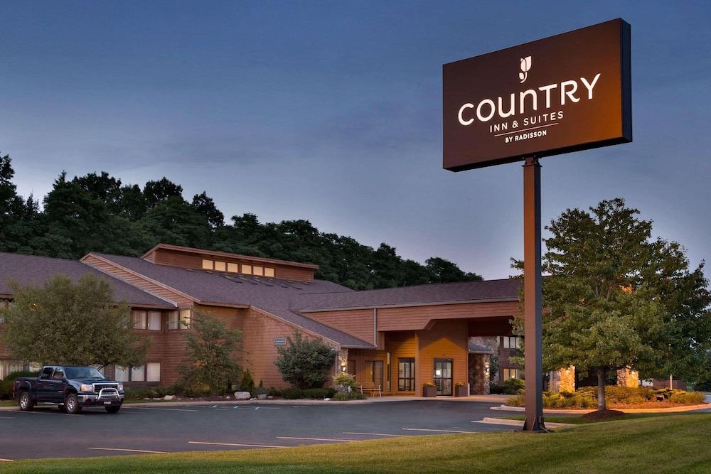 Pet Friendly Country Inn & Suites by Radisson Mishawaka In