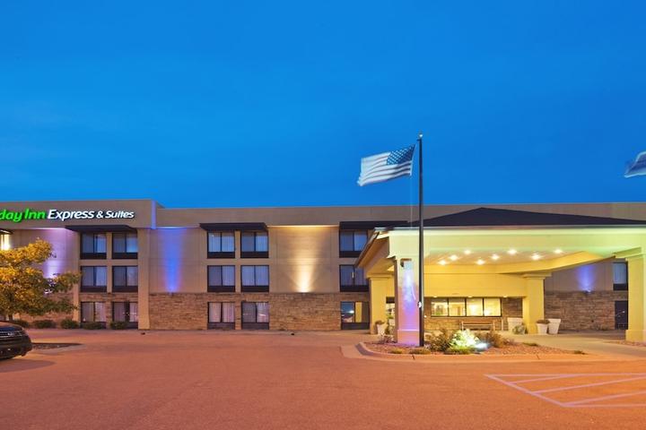 Pet Friendly Holiday Inn Express Hotel & Suites Colby an IHG Hotel