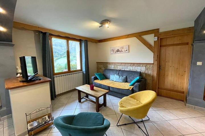 Pet Friendly Ground Floor Apartment at Cres Chalet with Pool