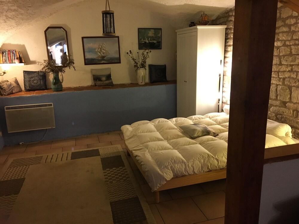 Pet Friendly 1/1 Apartment with Fireplace