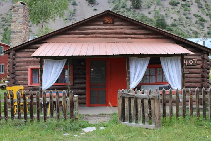 Pet Friendly Quaint Cabin Located in Charming Lake City