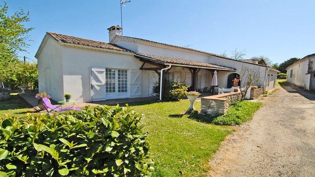 Pet Friendly House with 2BR in Lannes with Garden