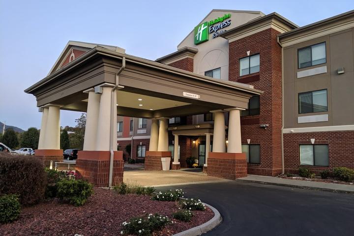 Pet Friendly Holiday Inn Express & Suites Claypool Hill (Richlands Area) an IHG Hotel