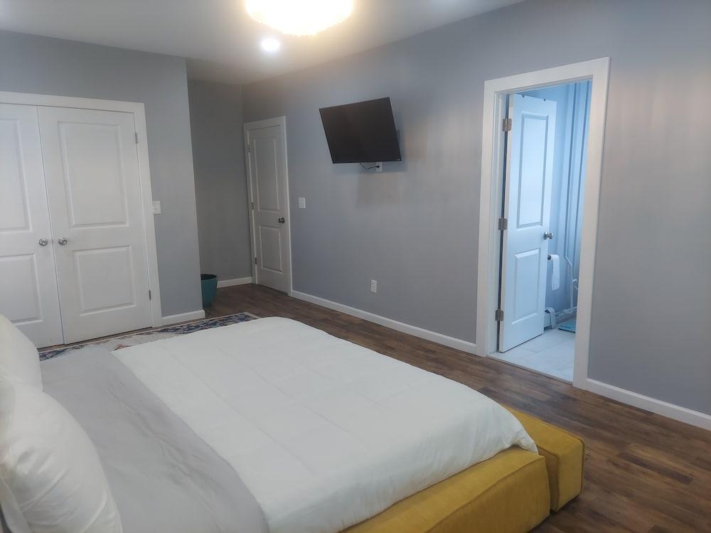 Pet Friendly 2 Minutes to Beach & Downtown