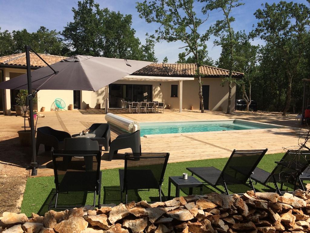 Pet Friendly Villa for 8 to 10 People with Private Heated Pool