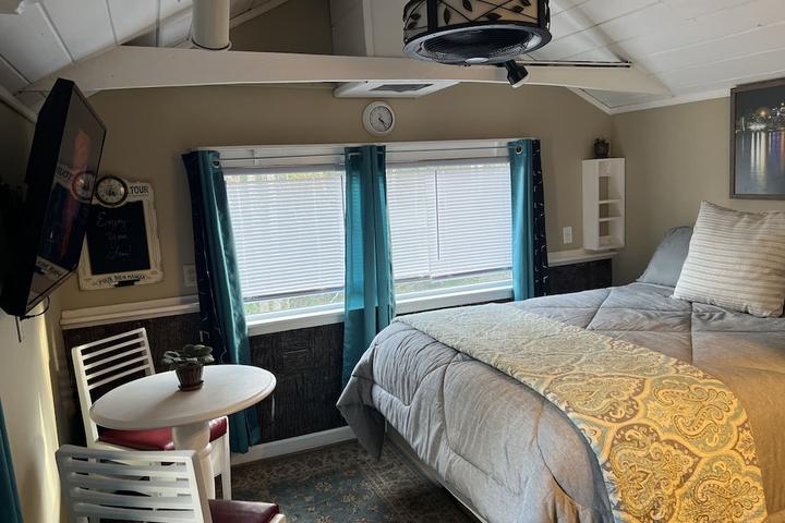 Pet Friendly Tiny Cabin for 2 Near the Strip & Dollywood