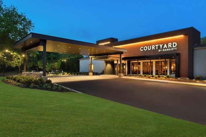 Pet Friendly Courtyard by Marriott Lincroft Red Bank