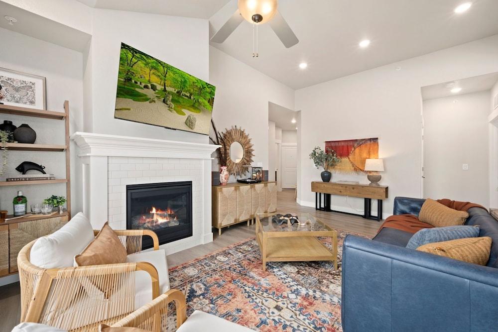 The Landmark 2 King Beds Garage & Fireplace Pet Policy