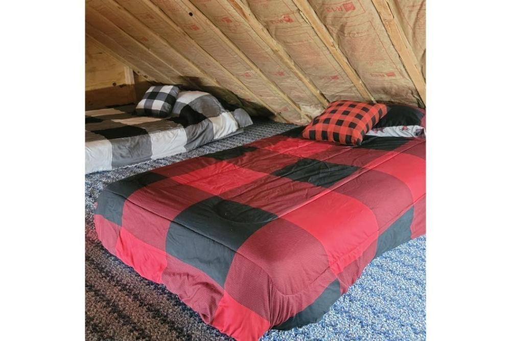 Da Turdy Point Buck Bunkhouse Grayling/Gaylord Pet Policy