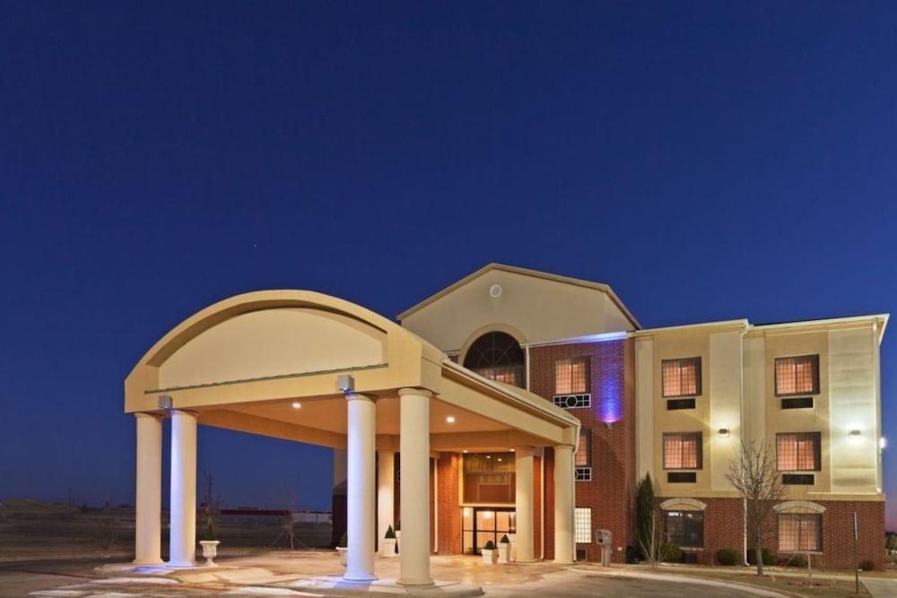 Pet Friendly Holiday Inn Express & Suites Plainview an IHG Hotel