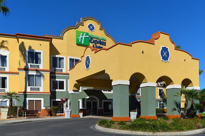 Pet Friendly Holiday Inn Express Hotel & Suites The Villages