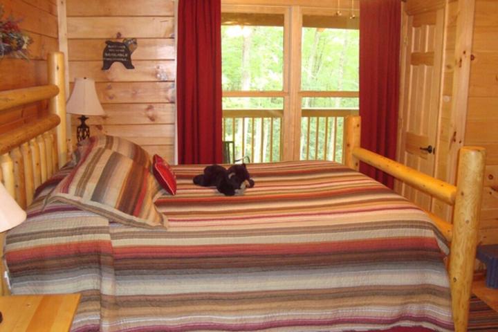 Pet Friendly The Blackbear 4BR Log Cabin with Loft