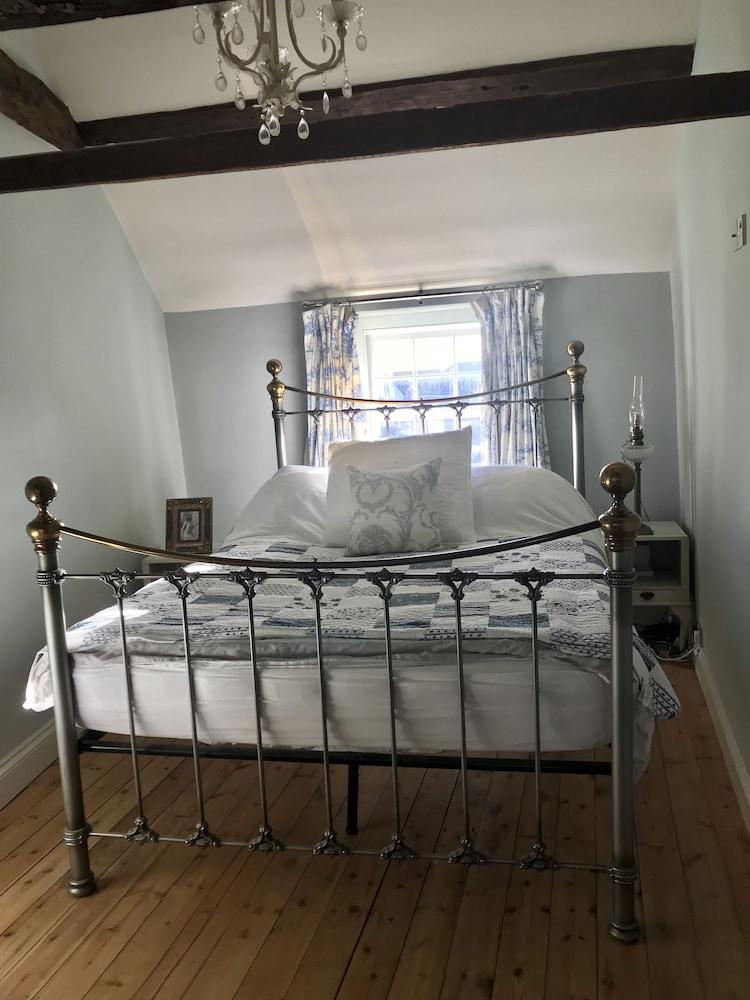 Pet Friendly Historic Monmouth House Old Town Lyme Regis