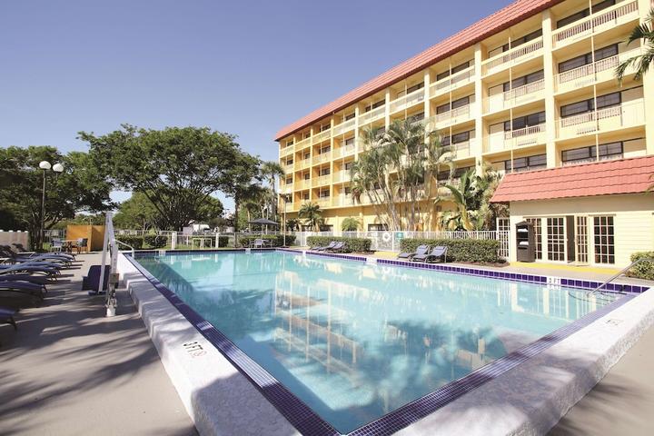 Pet Friendly La Quinta Inn & Suites by Wyndham Coral Springs Univ Dr