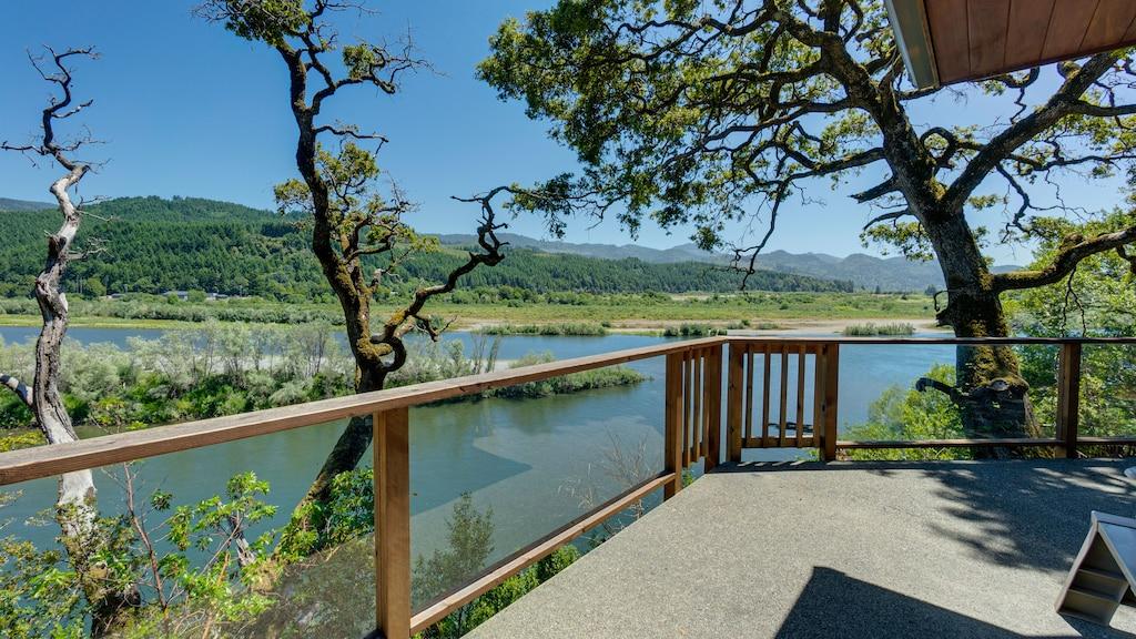 Rogue Keystone Lodge with River Front Views & Spa Pet Policy