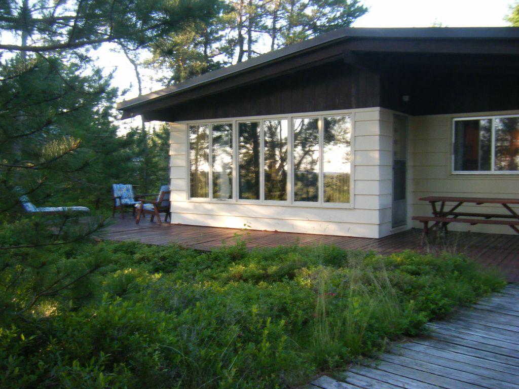 2/1 Cottage in Marquette Pet Policy