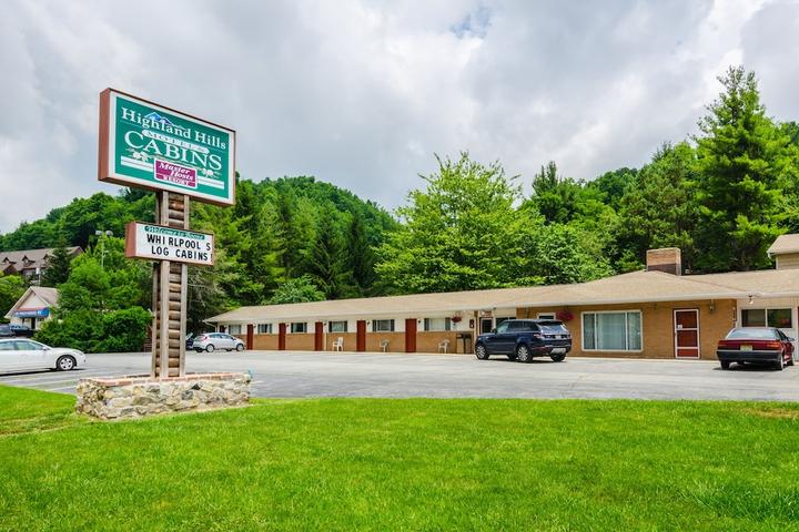Pet Friendly Highland Hills Motel and Cabins - A Master Hosts Resort