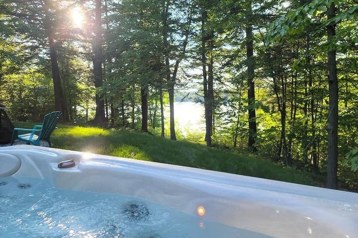 Pet Friendly View & Access to Lake Orford - Spa