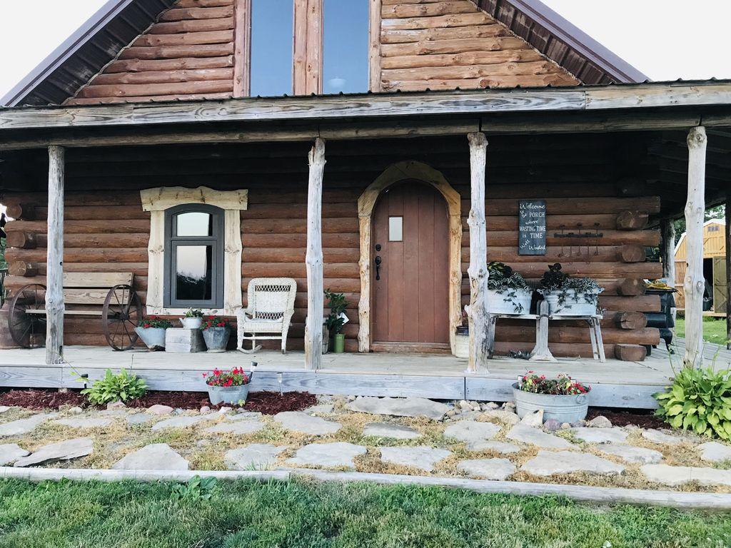 Pet Friendly Cozy Log Cabin in the Country
