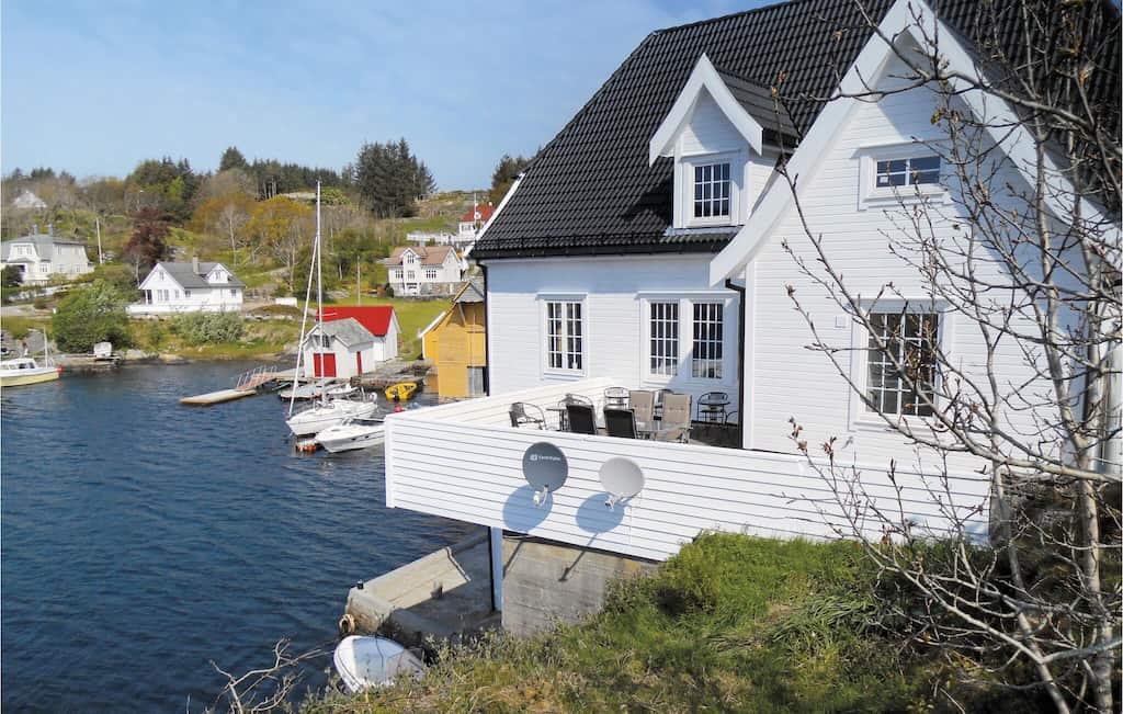 Pet Friendly 4 Bedroom Accommodation in Steinsland