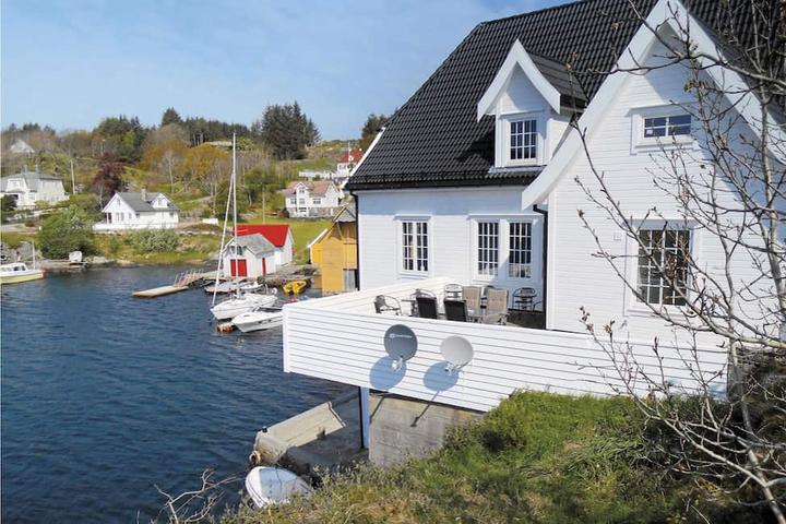Pet Friendly 4 Bedroom Accommodation in Steinsland