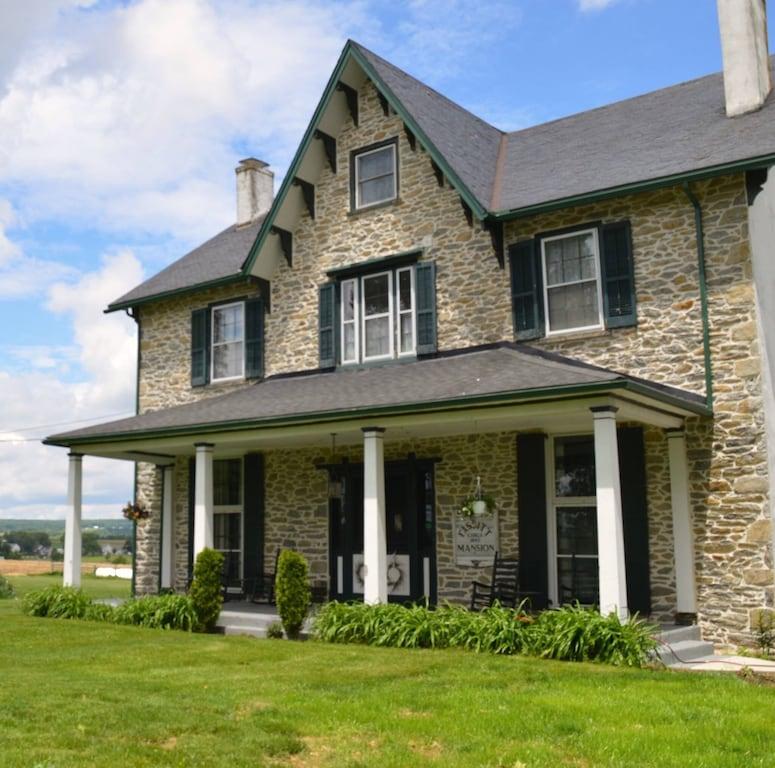 Pet Friendly Farm House at Amish Country