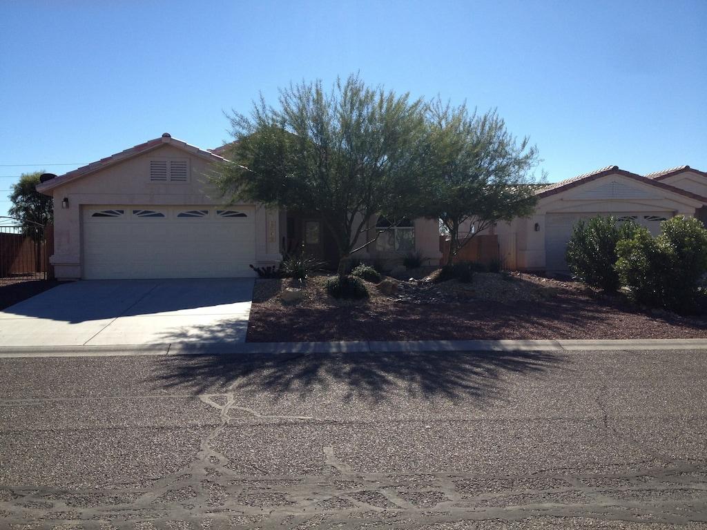 Pet Friendly Beautiful Home in Desert Lakes Golf Course Area