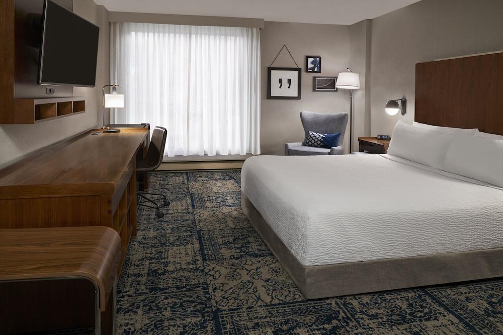 Pet Friendly Four Points by Sheraton Gatineau-Ottawa