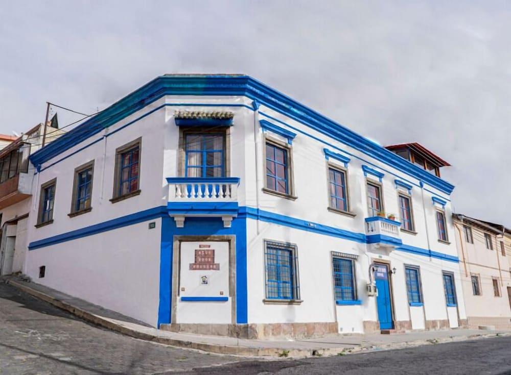 Pet Friendly Blue Door Housing Historic Quito