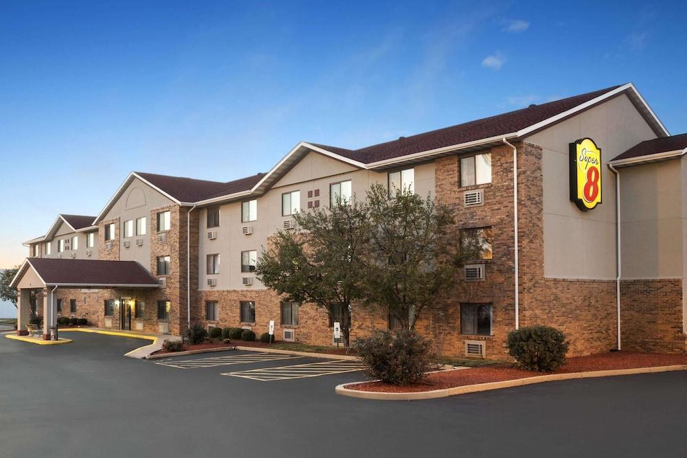 Pet Friendly Super 8 by Wyndham Fairview Heights-St Louis