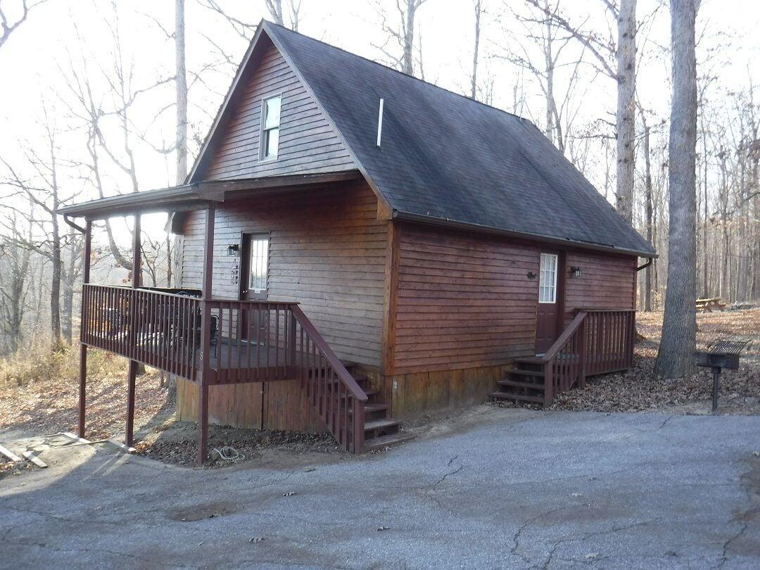 Pet Friendly Cabin 8 Deluxe with Jacuzzi