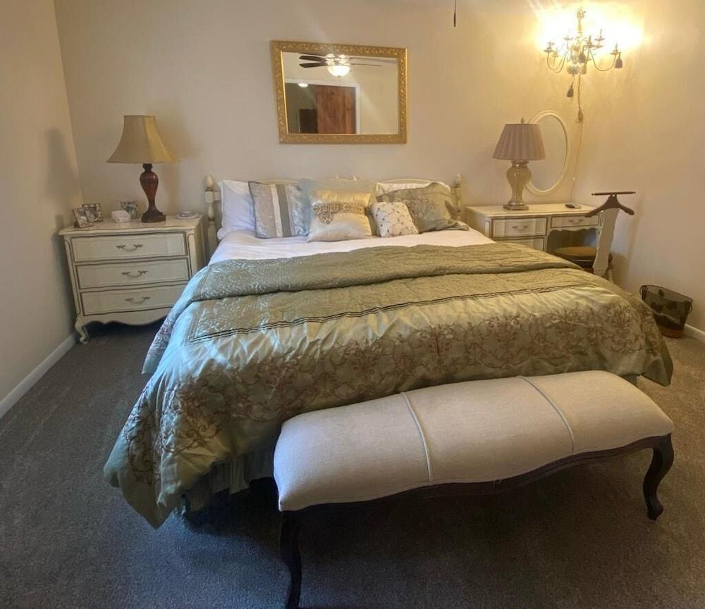 The Queen Bee a Wonderful South Tyler Location Pet Policy