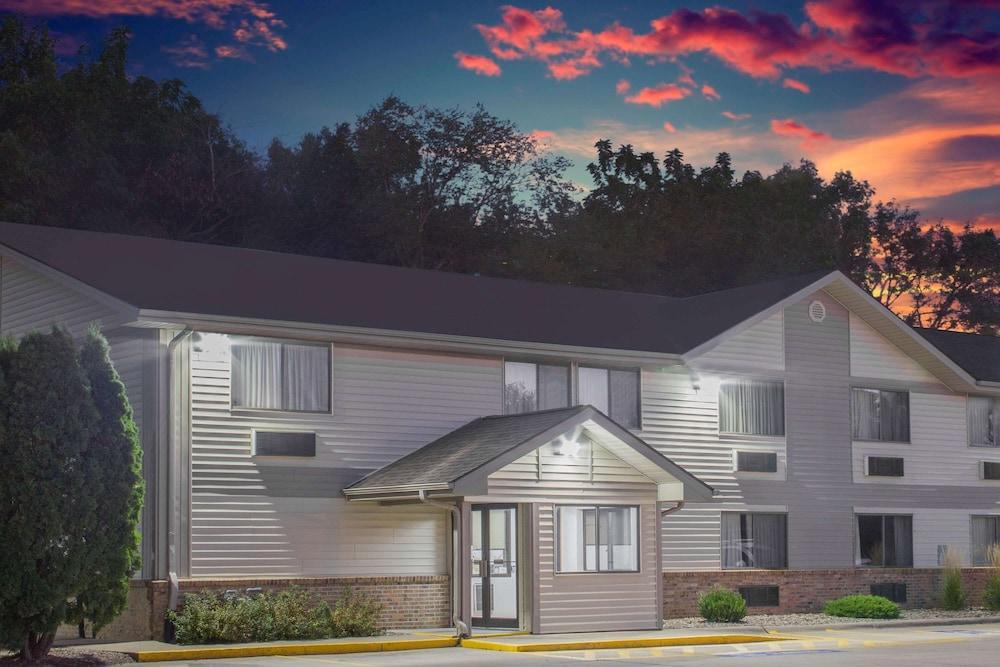 Pet Friendly Super 8 by Wyndham Independence