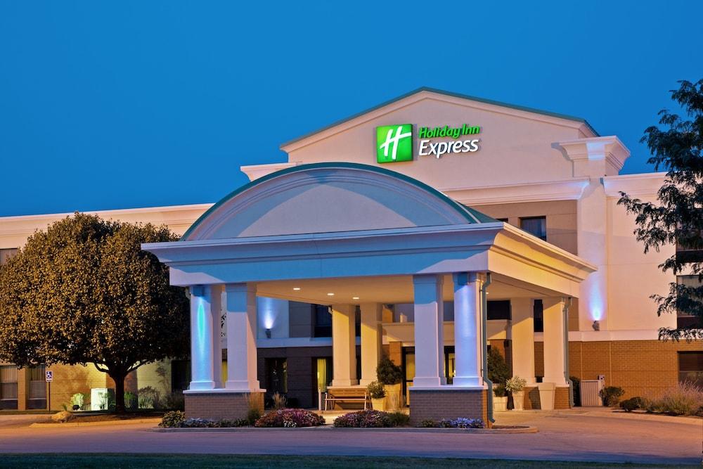 Pet Friendly Holiday Inn Express Indianapolis Airport an IHG Hotel