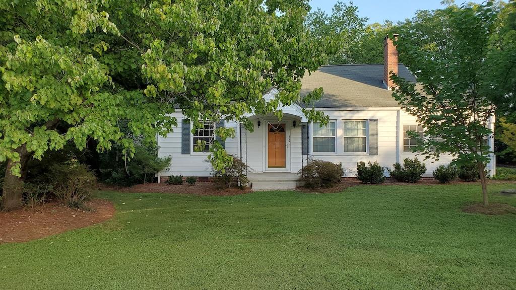 Pet Friendly 4-Bedroom Charming House on 4 Acres