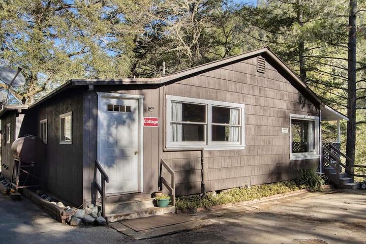 Pet Friendly Country Cottage Near the Rogue River