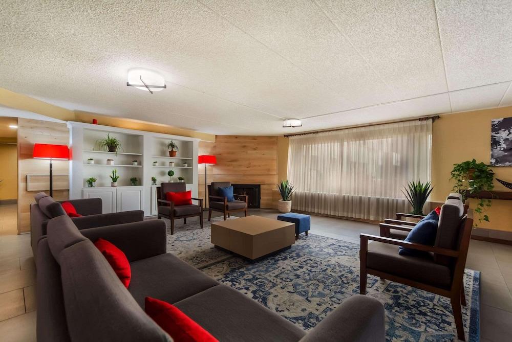 Pet Friendly Country Inn & Suites by Radisson Lincoln Airport NE