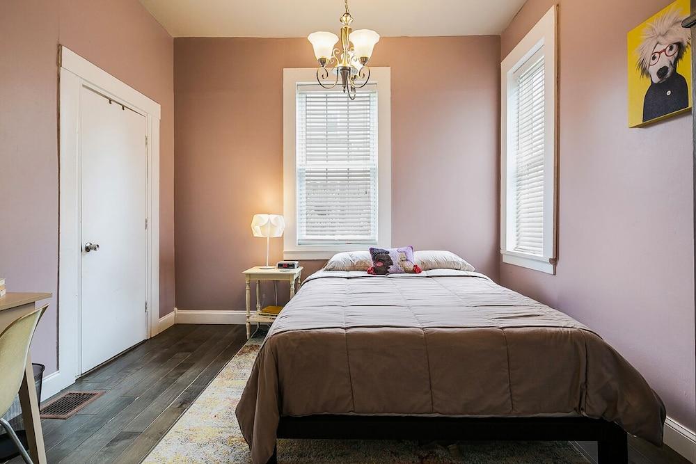 2/1 House in New Albany Pet Policy