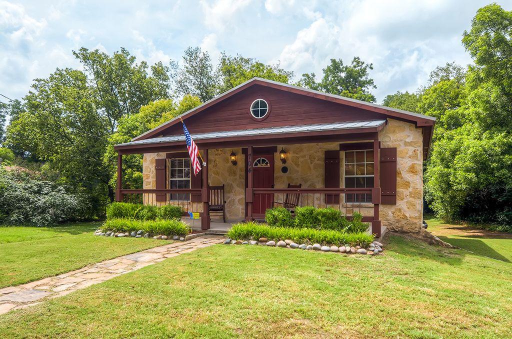 2-Bedroom House with Screened-in Porch Pet Policy