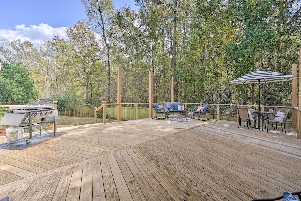 Charleston Area Home with Deck Pet Policy