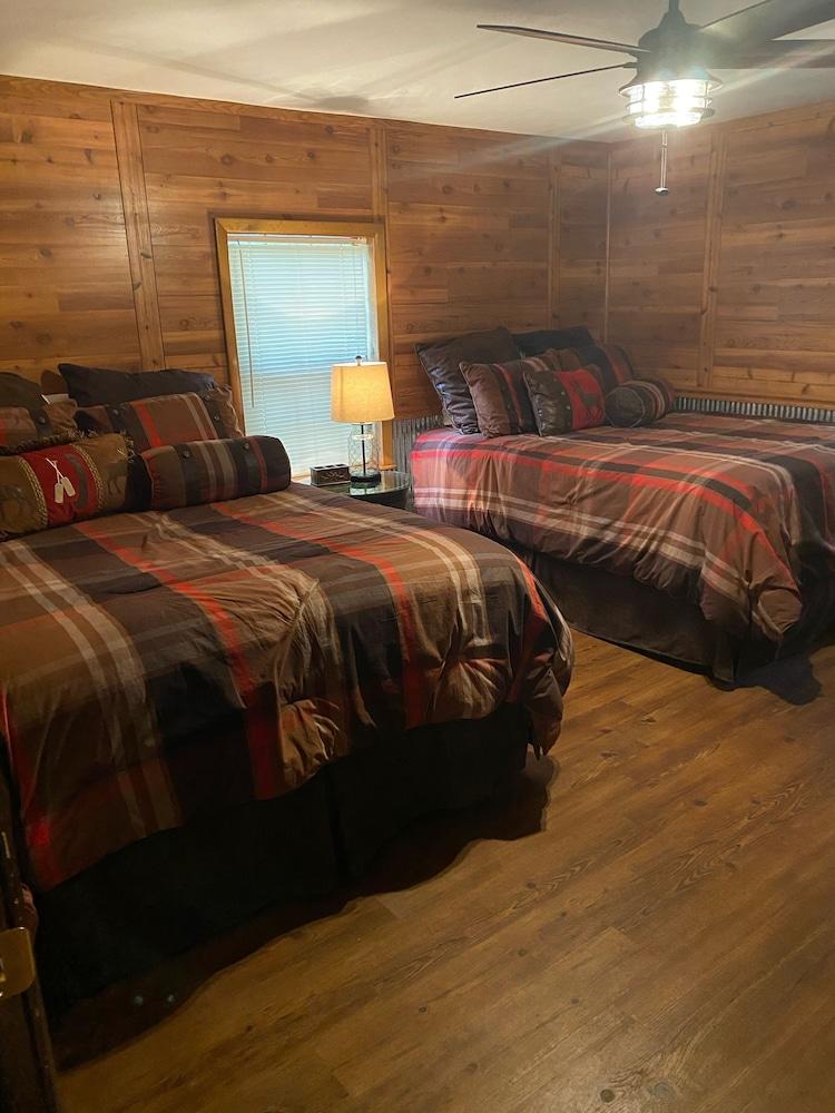 Pet Friendly The Red Rooster Cabin