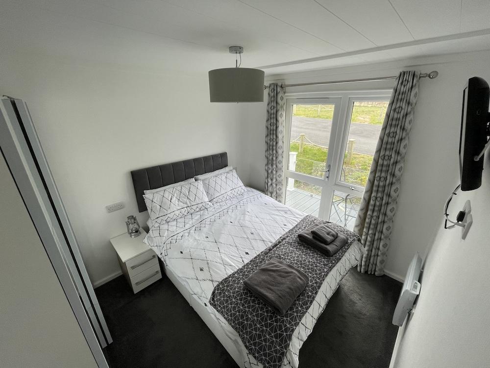 Pet Friendly Cosy 2-Bedroom Lodge with On-Site Pool