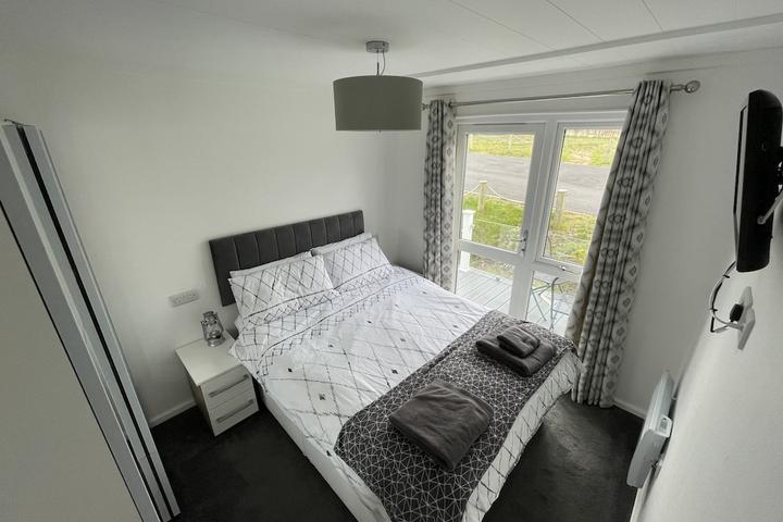 Pet Friendly Cosy 2-Bedroom Lodge with On-Site Pool