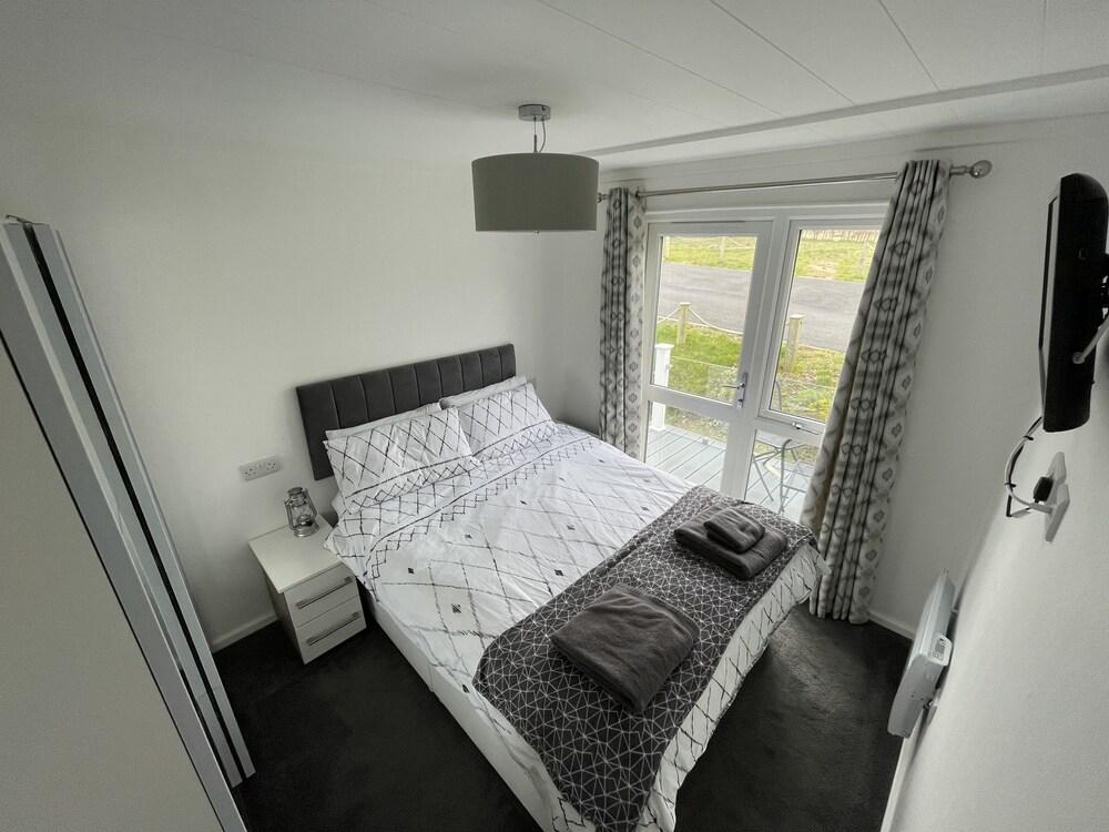 Pet Friendly Cosy 2-Bedroom Lodge with On-Site Pool