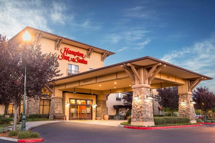 Pet Friendly Hampton Inn and Suites Windsor Sonoma Wine Country