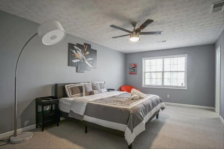 Pet Friendly Cozy Modern Townhouse in Conyers